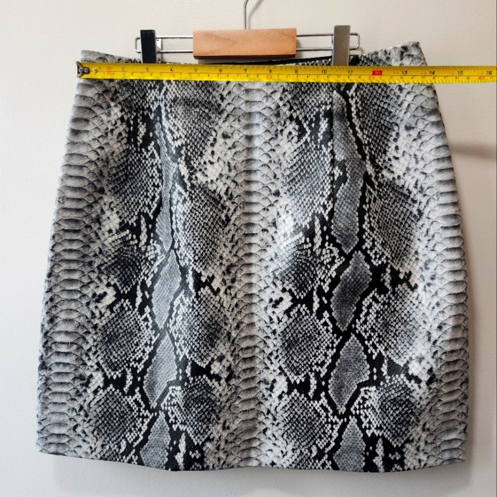 Dynamite Size M Animal Print/Snake Pattern Mini Skirt Black/White Zipper Closure - Picture 5 of 8